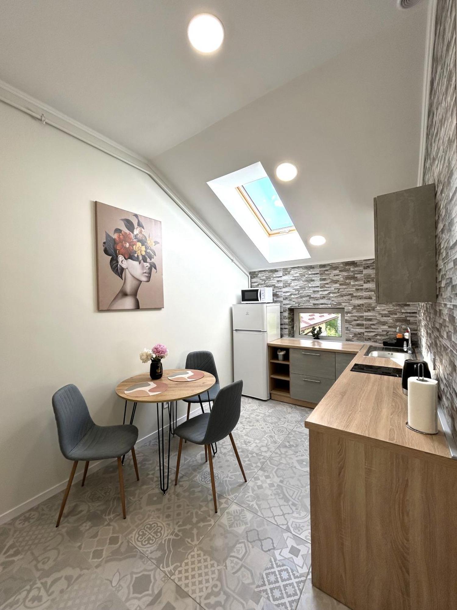 Modern Apartment, 5Mins To Rynok Square Lviv Exterior photo
