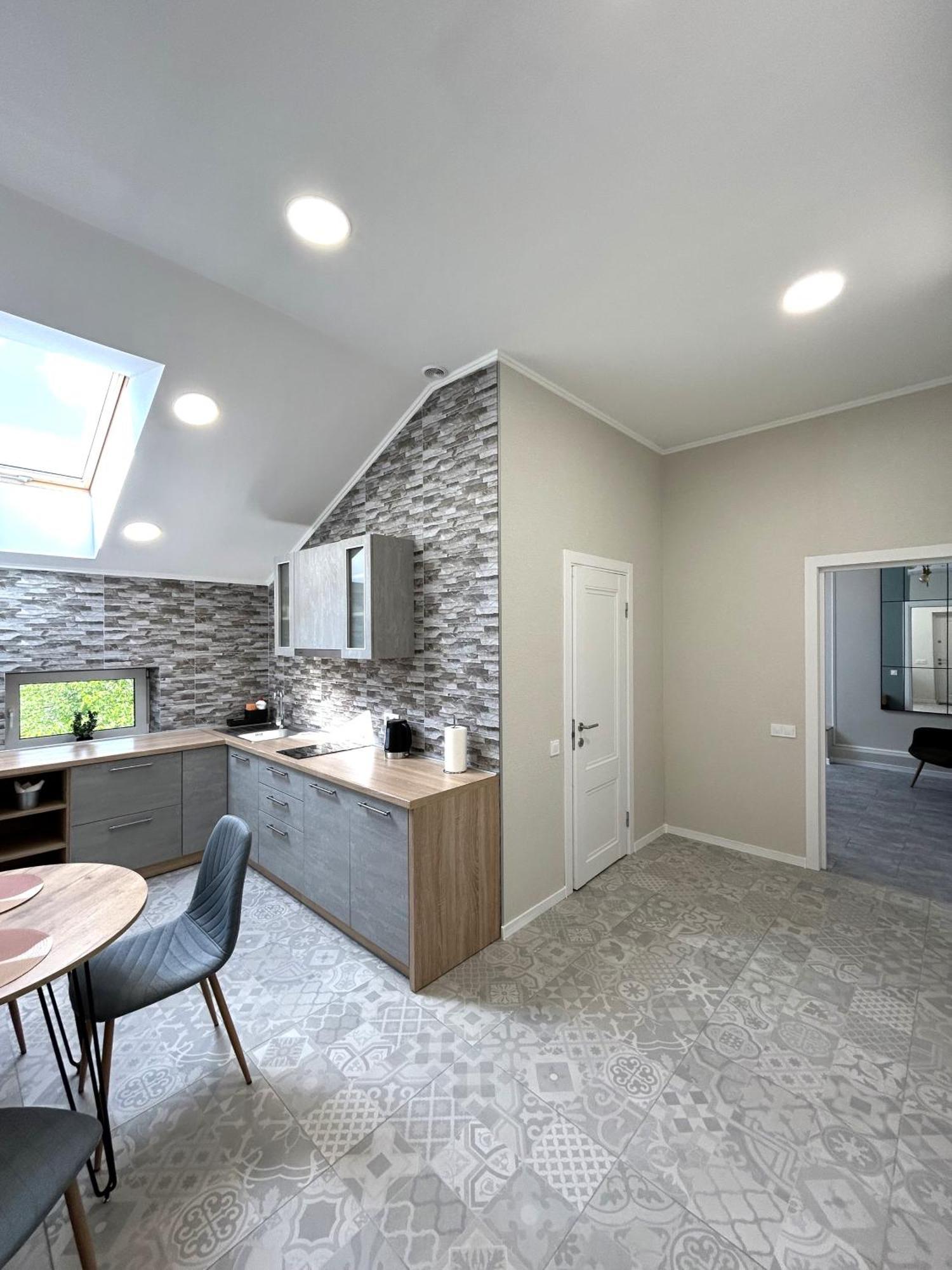 Modern Apartment, 5Mins To Rynok Square Lviv Exterior photo